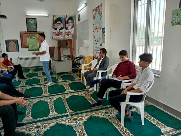 حضور جمعی از اعضای دبیرستان نمونه آیت‌الله خامنه‌ای در مدرسه نمونه دانش