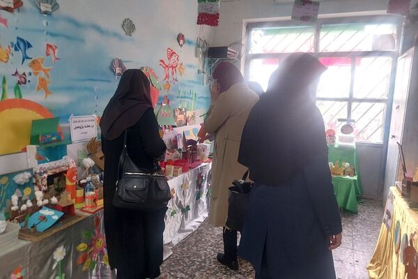  نمایشگاه هفته پژوهش و نواختن زنگ پژوهش در دبستان دخترانه مهران