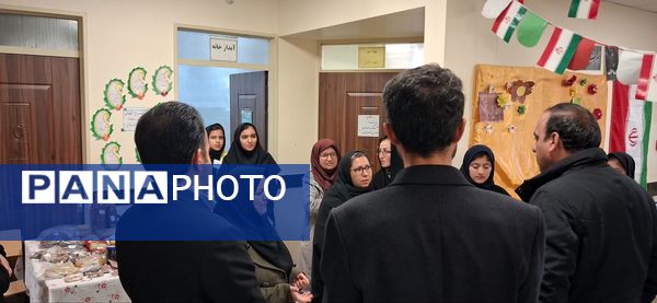 بازدید معاون توسعه و پشتیبانی آموزش و پرورش خلیل آباد از بازارچه کار آفرینی جوانه های انقلاب
