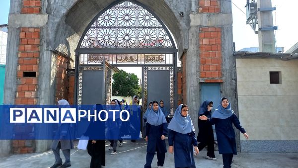 قدم‌های کوچک برخاک بزرگ