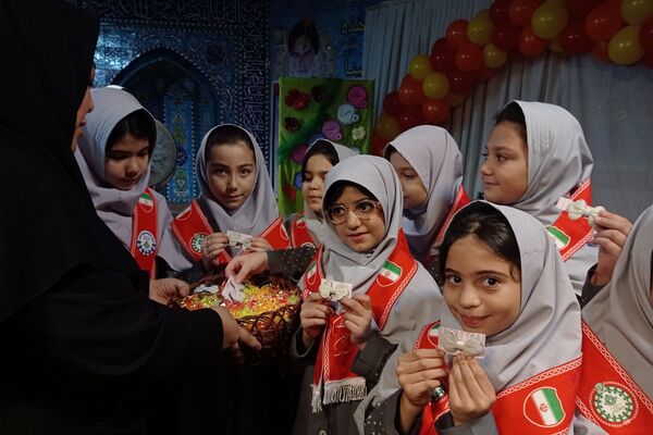 هنرنمایی دانش‌آموزان مدارس ناحیه دو شهرری در جشن میلاد حضرت فاطمه (س)