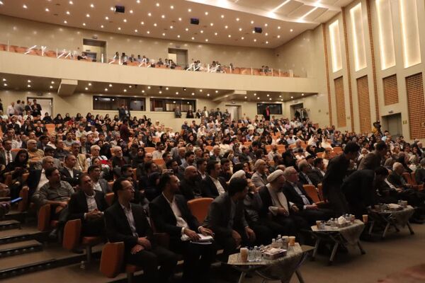 سند هویتی استاد ایرج افشار در یزد رونمایی شد
