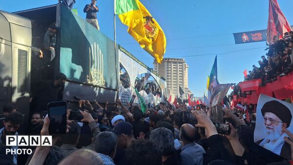 بدرقه ابدی در پناه خورشید؛ وداع اشک‌بار مشهدی‌ها با پیکر رهبر شهید