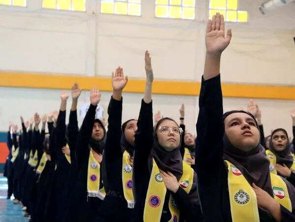 آیین استانی نواختن زنگ انقلاب استان خراسان رضوی در ناحیه ۵ مشهد