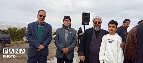  هم‌نوایی مسئولین و مردم ملایر در اهتزاز پرچم رضوی به مناسبت روز دختر