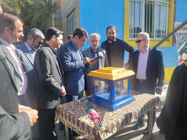 مراسم بازگشایی مدارس و جشن عاطفه‌ها در مدرسه نمونه دولتی خدیجه الکبری(س) قروه
