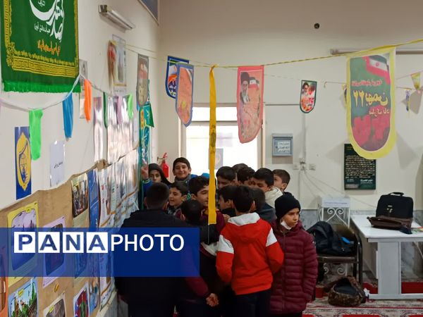 برپایی نمایشگاه مدرسه انقلاب در دبیرستان شهید رجایی