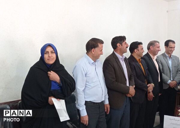 تجلیل از معلمان و مدیران منتخب ابتدایی بیرانوند در آیین زنگ سپاس