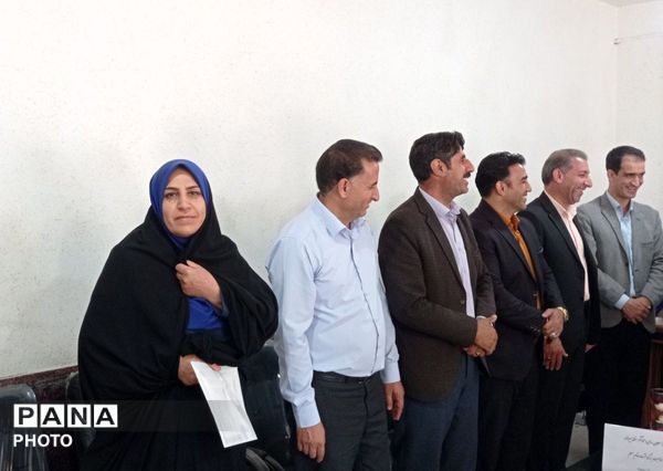 تجلیل از معلمان و مدیران منتخب ابتدایی بیرانوند در آیین زنگ سپاس