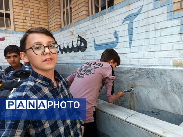 برپایی نماز جماعت ظهر و عصر در آموزشگاه شهید رجایی یک بجنورد