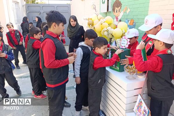 جشن عاطفه‌ها در دبستان ایمان همزمان با سراسر کشور