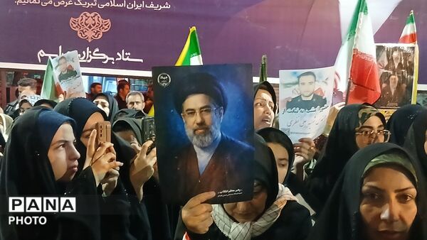 در سپیدای تاریکی ، مردم فریاد روشنی زدند