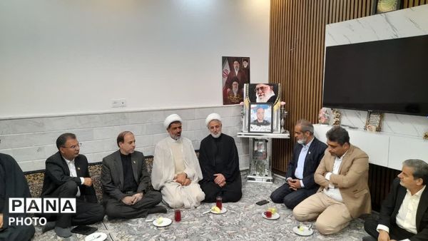 دیدار مسئولان آموزش و پرورش قم با خانواده شهید «حسین نجفی»
