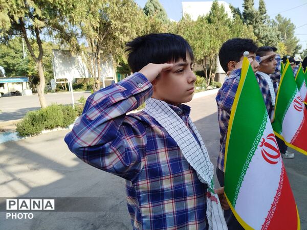 تجلیل دانش آموزان از حافظان امنیت  در نیشابور