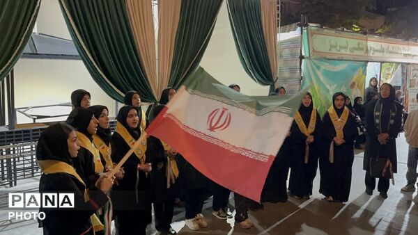 طنین سرود پیشتازان در میادین شهر همصدا با مردم