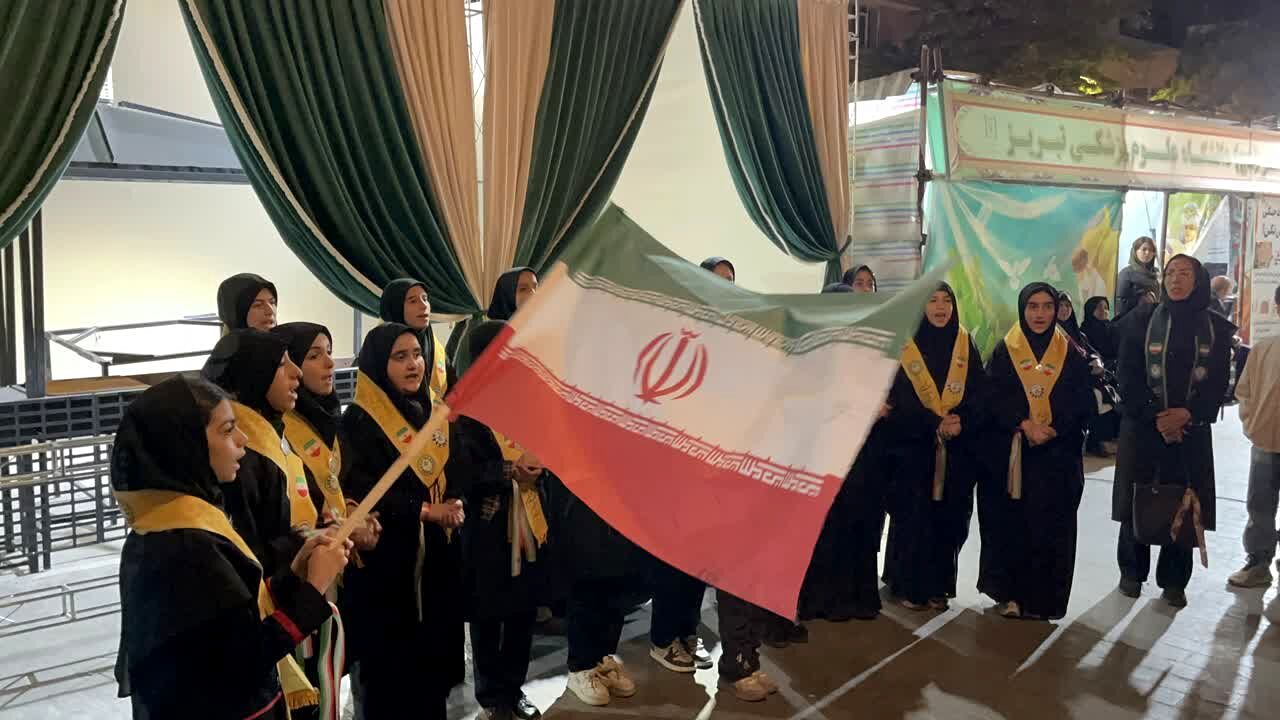 طنین سرود پیشتازان در میادین شهر همصدا با مردم