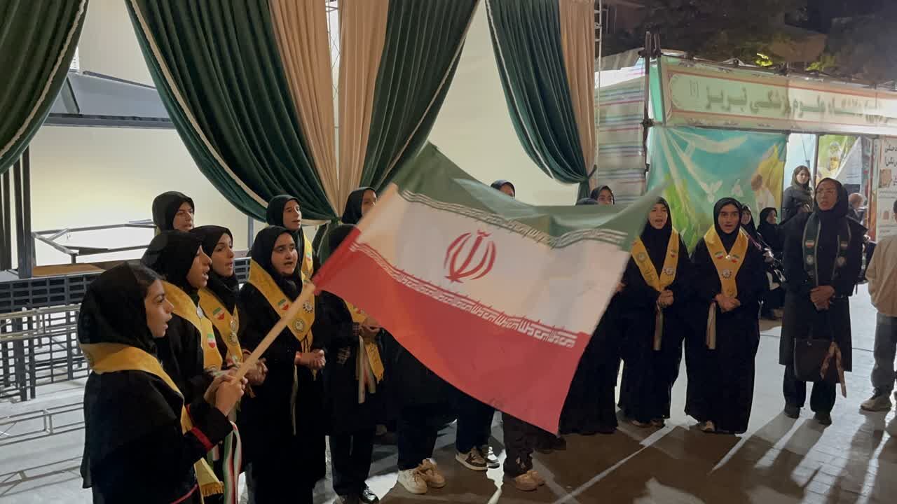 طنین سرود پیشتازان در میادین شهر همصدا با مردم