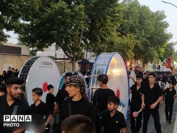 حرکت دسته های عزاداری هیئت شاهزاده قاسم (ع) به سمت زیارتگاه امام زاده سید حمزه 