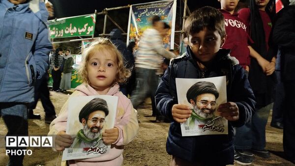 گردهمایی کودکان در پارک چهارباغ خرم‌آباد با شعارهای وحدت و آینده‌سازی