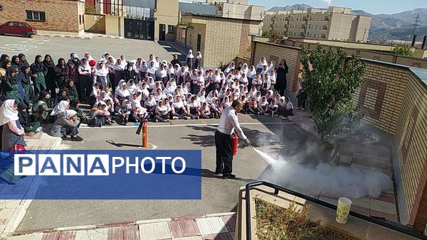 مراسم گرامیداشت هفته پدافند غیرعامل در دبیرستان سردار شهید سلیمانی فیروزکوه