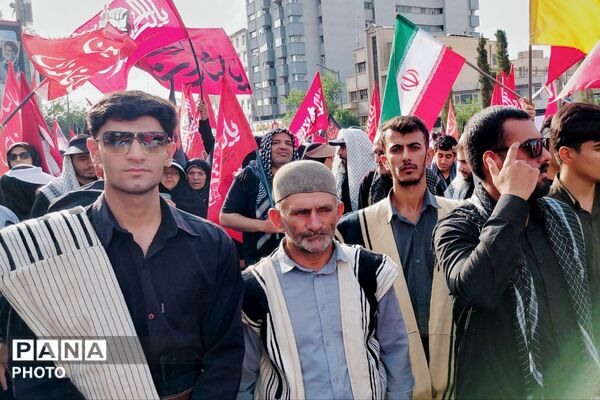حضور پرشور جمعی از قوم بختیاری لردگان در آیین تشییع رهبر در میدان انقلاب تهران
