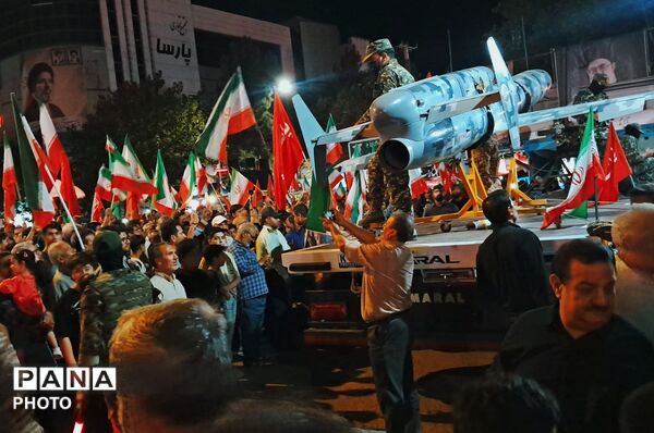 نمایش واقعی پهپادهای کرار و شاهد ۱۳۶ در اجتماع بزرگ مردمی شهرستان شیروان
