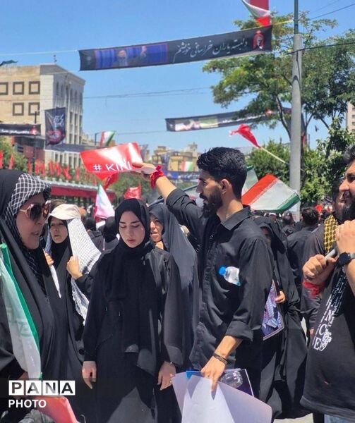 تشییع پیکر رهبر شهید انقلاب در مشهد مقدس با حضور پرشور مردم 