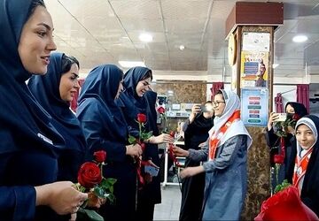 اهدای گلِ مهربانی دانش‌آموزان نظرآبادی به پرستاران