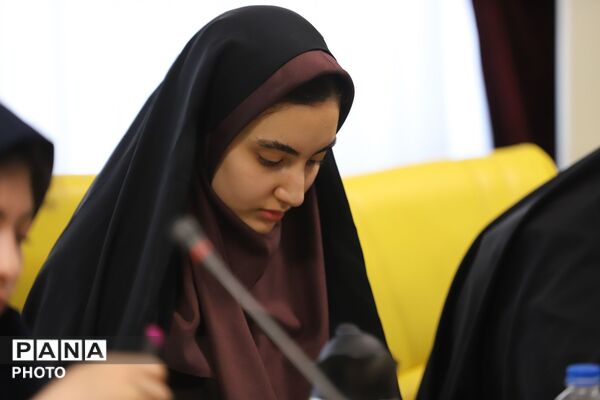 دیدار صمیمانه مدیر آموزش و پرورش ناحیه ۵ تبریز با نسل آگاه و فعال دانش‌آموزی