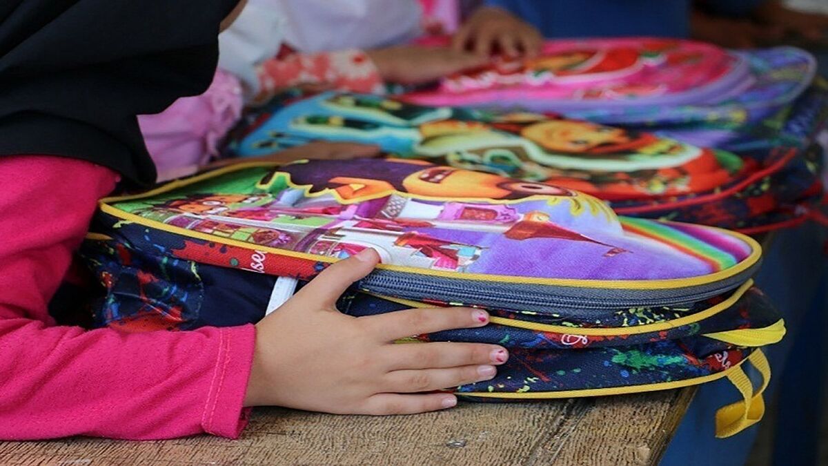 توزیع ۲۵۰ هزار بسته نوشت‌افزار ویژه دانش‌آموزان کم‌برخوردار