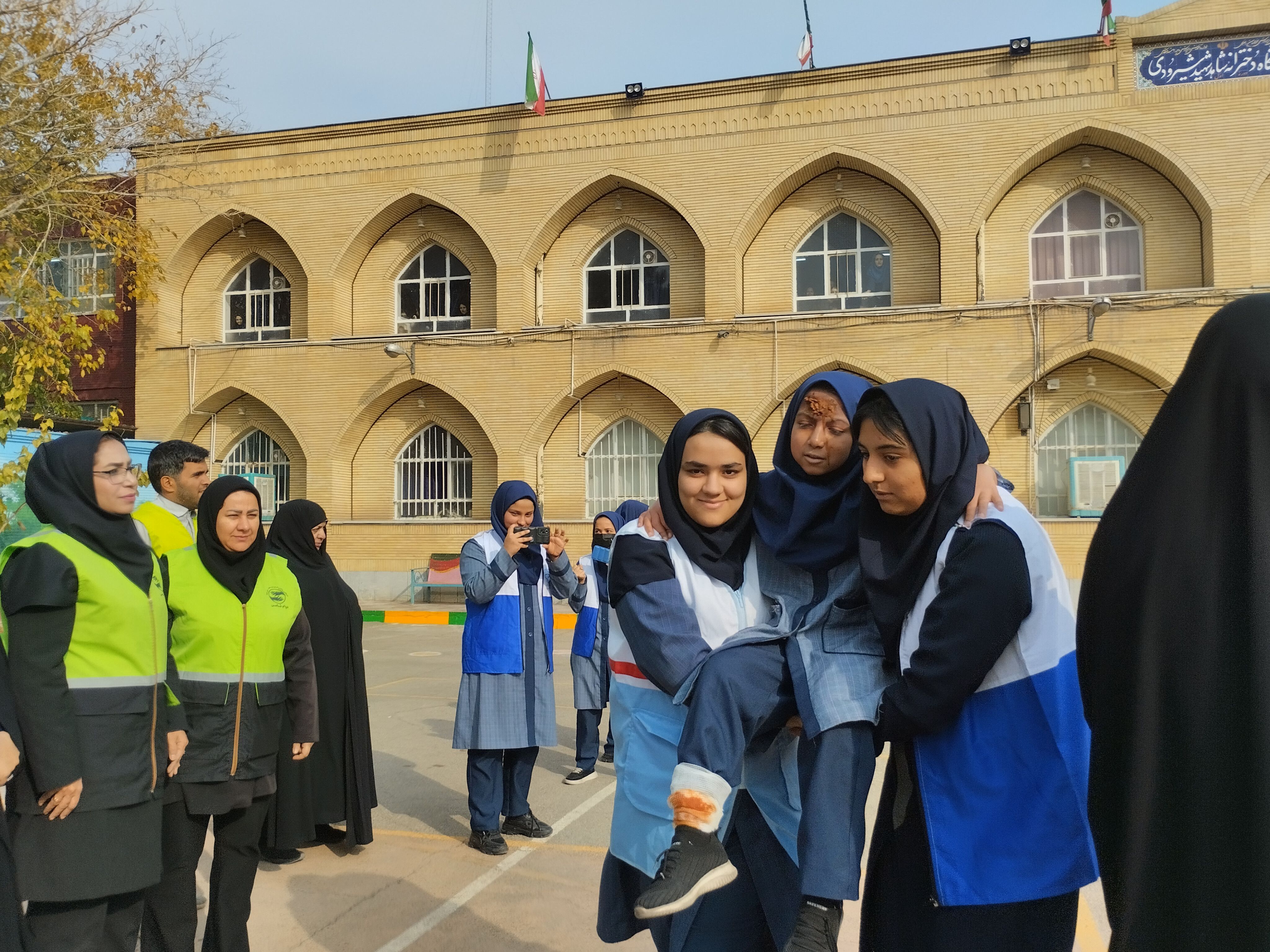 مانور سراسری زلزله در دبیرستان دخترانه شاهد شیرودی 