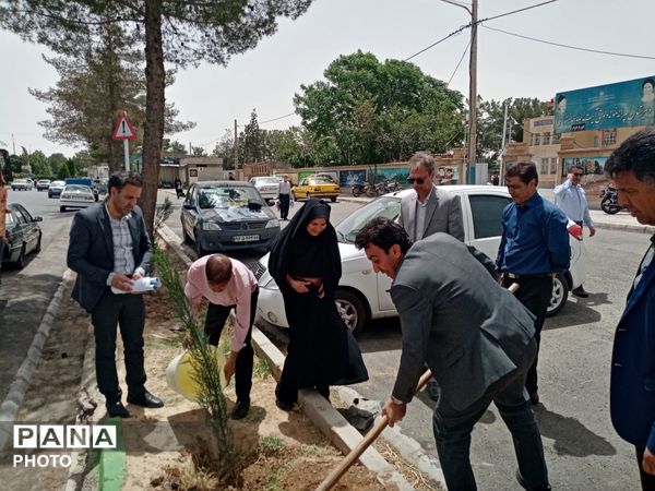 مسئولین اداره آموزش و پرورش کاشمر دو نهال بر زمین نهادند