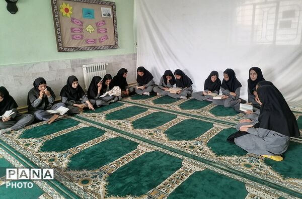 نمازجماعت و جزء‌خوانی در دبیرستان حاج مهدی روحانی ارغا شهرستان خلیل آباد