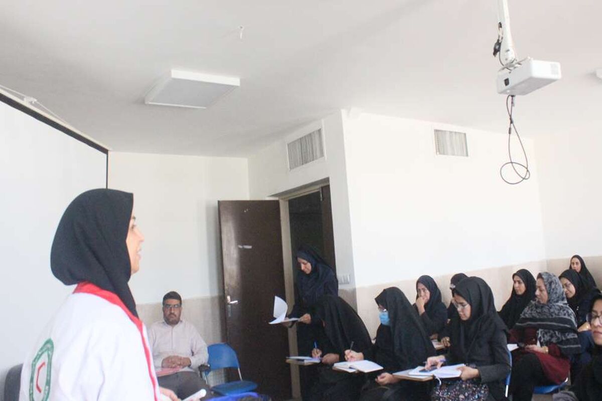 برگزاری دوره امداد ونجات با همکاری سازمان دانش آموزی و هلال احمر
