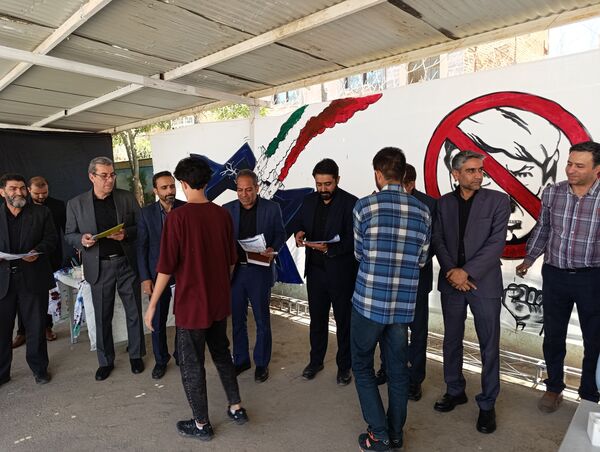 قدردانی از دانش‌آموزان فعال در نمایشگاه نقاشی حماسه حسینی 