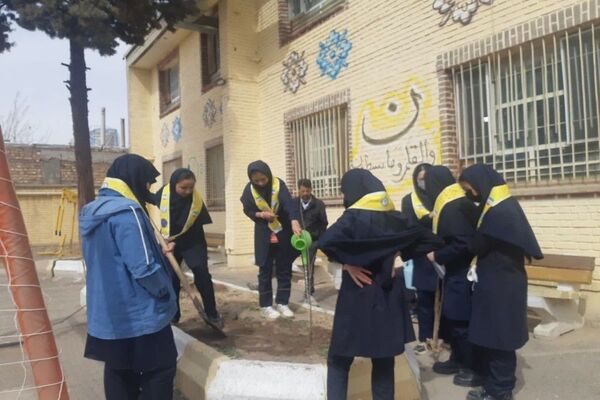 کاشت نهال به مناسبت روز درخت کاری دردبیرستان شهید مجید دهنوی 