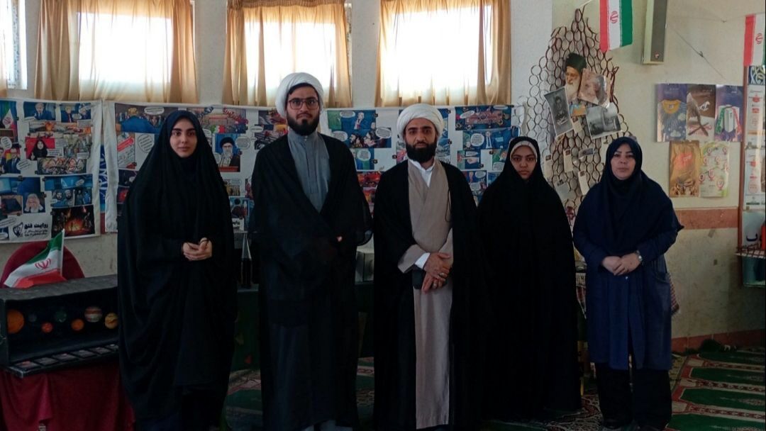برپایی نمایشگاه انقلاب اسلامی توسط دانش‌آموزان دبیرستان نرگس