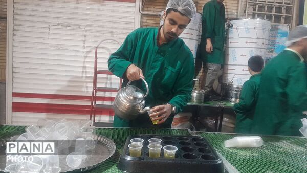 فعالیت چایخانه حضرت فاطمه  زهرا (س) در نود و ششمین شب از اجتماعات مردمی 