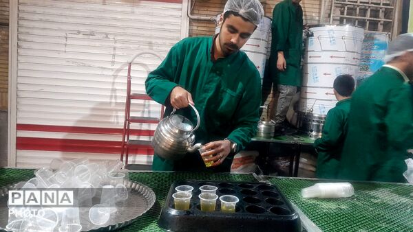 فعالیت چایخانه حضرت فاطمه  زهرا (س) در نود و ششمین شب از اجتماعات مردمی 