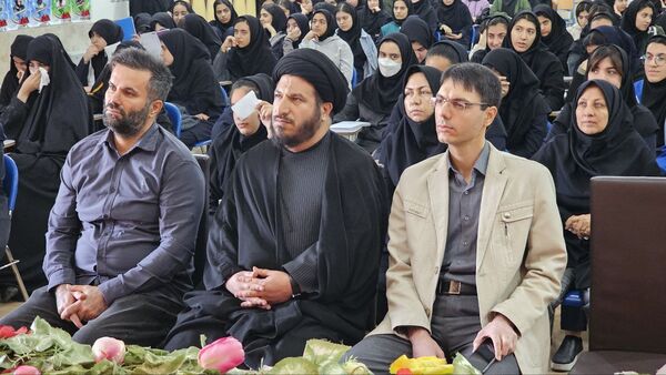 آیین گرامیداشت روز دانش‌آموز با حضور مسئولان منطقه ۱۳ در دبیرستان طلیعه شاهد