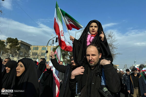 مراسم بیعت با سومین رهبر انقلاب در تهران - 1