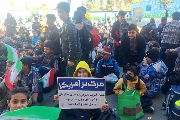 شادی دانش‌آموزان معارف ۶ در جشن پیروزی انقلاب 