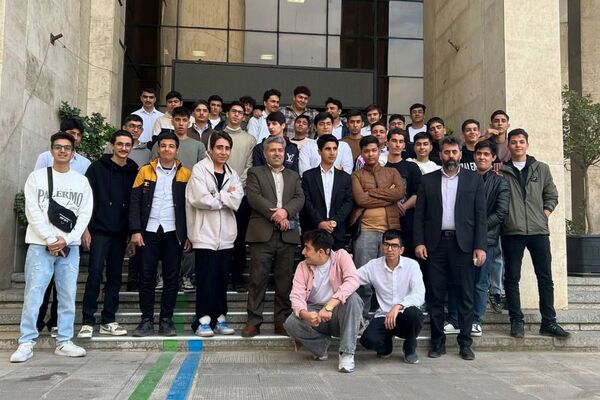 بازدید دانش‌آموزان دبیرستان شهدای علم‌ و فناوری بهارستان دو از دانشکده دندانپزشکی تهران 