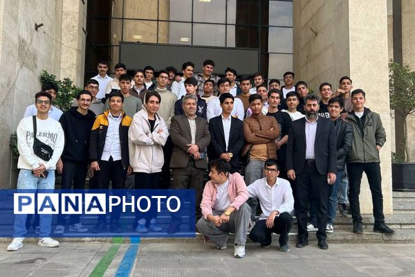 بازدید دانش‌آموزان دبیرستان شهدای علم‌ و فناوری بهارستان دو از دانشکده دندانپزشکی تهران 