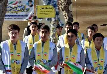 نواخته شدن زنگ انقلاب در مدرسه نمونه دولتی شهید علی آزادی خواه
