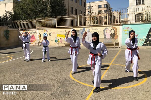 آیین نواختن زنگ جوانه ها در مدرسه شاهد نجمه ناحیه دو شهرری 