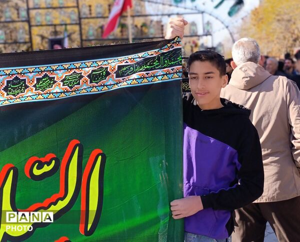 گر پدر رفت تفنگ پدری هست هنوز 