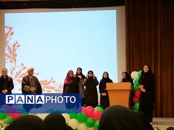 تجلیل از دانش‌آموزان برتر دبیرستان میردادماد