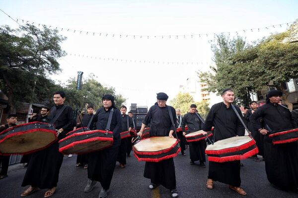 رود اشک و عشق در مسیر حرم همزمان با شکوه عزاداری هیئات‌ در خیابان‌های مشهد