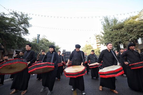 رود اشک و عشق در مسیر حرم همزمان با شکوه عزاداری هیئات‌ در خیابان‌های مشهد